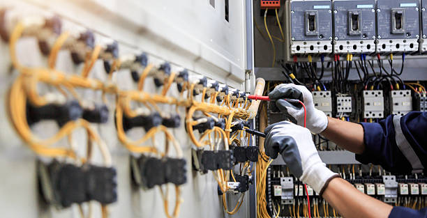 Professional Electrician technician working in Nashville, AR